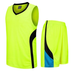 Ensemble maillot et short de basket-ball universitaire uniforme personnalisé à sublimation respirante pour hommes vêtements d'entraînement en équipe de jeunes - Product Image 1