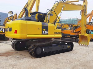 Excavatrice sur chenilles Komatsu PC220 d'occasion du Japon, série PC220-7 PC220-8, 22 tonnes, faible nombre d'heures de travail, à vendre - Product Image 4