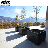 Pots de jardin extérieurs incurvés carrés de grande taille en gros, jardinières modernes en aluminium, boîtes à plantes en métal noir pour la maison