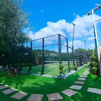 Complexe sportif de luxe, vue panoramique sans obstruction, structure galvanisée en verre trempé, éclairage LED, terrain de padel panoramique personnalisé