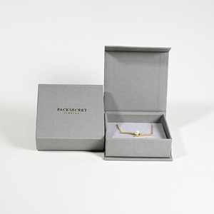 Emballage de boîte cadeau de bijoux écologique fermé magnétique de style livre carré personnalisé avec boîte et sac à bijoux en papier dur - Product Image 4