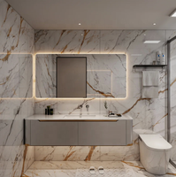 Ensemble de meuble-lavabo flottant moderne avec miroir LED sans cadre rétroéclairé, assorti aux carreaux de marbre veiné doré et à la douche en verre