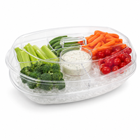 Transparante ovale dienblad met deksel en dipschaal voor het serveren van groenten, fruit en koude snacks tijdens een feestje