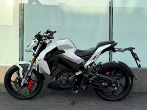 Motocicleta Deportiva Urbana <span class=keywords><strong>Benelli</strong></span> <span class=keywords><strong>TNT</strong></span> <span class=keywords><strong>150</strong></span> 150cc EFI con Medidor Digital LED y Tanque de Combustible de 10L - Product Image 2