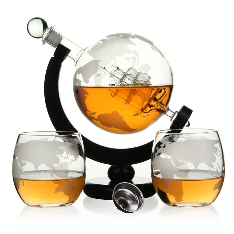 Amazon Hot Selling Handmade 850ML Whiskey Globe DecanterスクラッチマップワインデカンタWith Wood Baseと2カップ