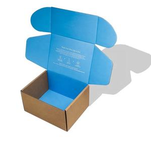 Boîte carrée en carton ondulé bleu clair, recyclable, gaufrée, réutilisable, pour expédition de petits colis et emballage cadeau professionnel - Product Image 1