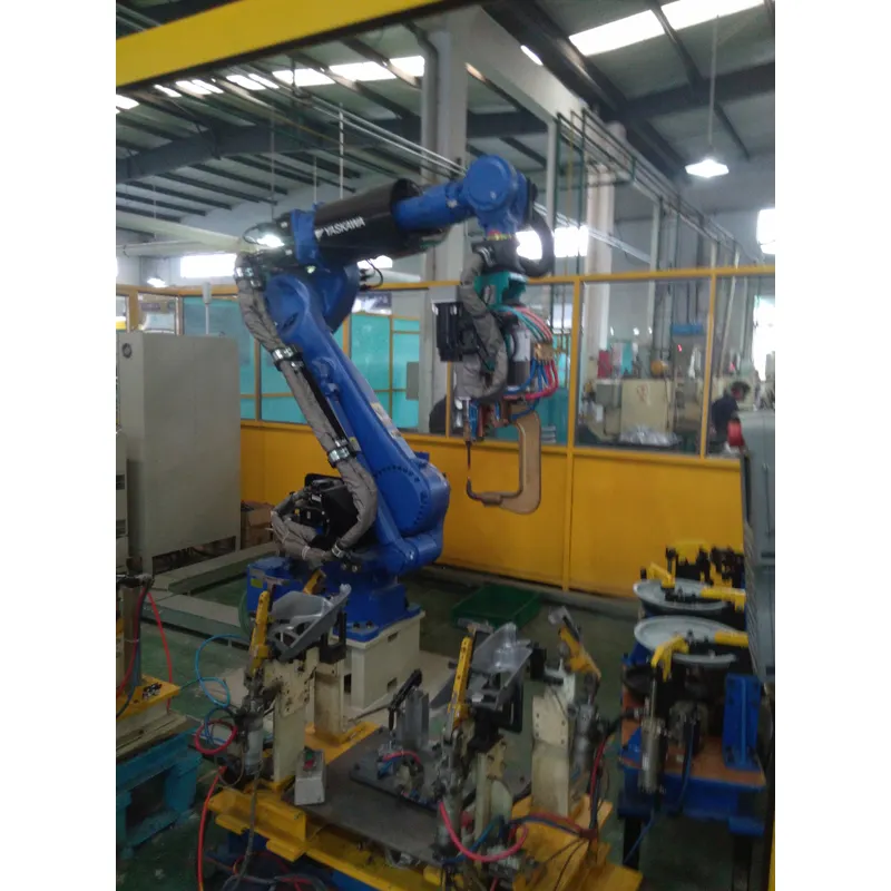 Montagem automática da soldagem endireitando tudo em uma estação de trabalho do robô da máquina