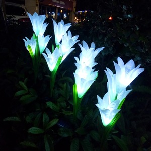ไฟ LED พลังงานแสงอาทิตย์รูปดอกลิลลี่ 4 หัว สำหรับตกแต่งสนามหญ้า สวนหย่อม ใช้กลางแจ้ง วัสดุยาง - Product Image 2