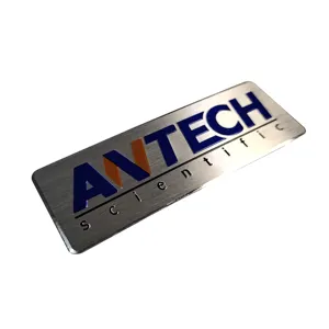 Targhetta personalizzata etichetta adesiva in metallo colore alluminio stampato bordo laterale in rilievo targhetta in alluminio logo in metallo
