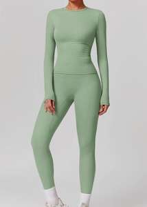 Женский спортивный комплект из 2 предметов - Product Image 4