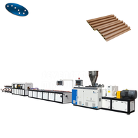 Ligne de production de panneaux muraux en PVC intégrés de haute précision pour la fabrication de panneaux muraux décoratifs
