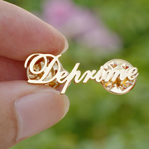 Fabrication promotionnelle alphabet cadeau métal artisanat plaqué or broche nom personnalisé qui épingle nom initial épingles de designer <span class=keywords><strong>pour</strong></span> vêtements - Product Image 1