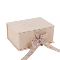 Boîte cadeau de vêtements pour bébé de luxe personnalisée, emballage rigide magnétique rose avec ruban