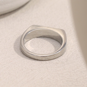 Anillo largo con letras en inglés chapado en oro de 18 quilates de acero inoxidable, nuevo diseño de nicho de Europa y América, accesorio de moda único - Product Image 4