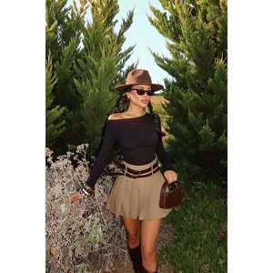 Mini-jupe Sinatra beige à double ceinture en tissu tricoté de laine d'été avec imprimé brodé, taille empire et taille naturelle, logo sur la ceinture - Product Image 5