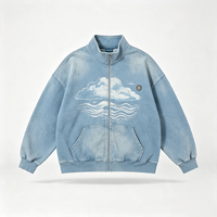 Jaket Zipper Oversize Biru Denim Pudar dengan Cetakan Grafis Awan Laut Lembut Kornit DTG, Badge Dada, Pakaian Luar Gaya Streetwear