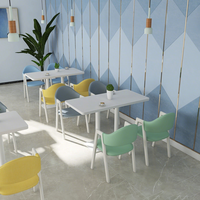 Ensemble de table à manger nordique pour restaurant, table blanche commerciale avec chaises colorées pour café, snack-bar