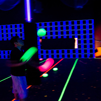 Sqarcade Black Light Dodge Ball : Jeu interactif lumineux pour parcs d'attractions, sports en intérieur, jeux de rassemblement, salles de jeux et activités d'équipe