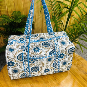 Bolsa de Viaje Grande de Algodón Acolchado Hecha a Mano con Diseño Estampado en Bloque, Bolsa de Mano para Mujer para Fin de Semana - Product Image 1