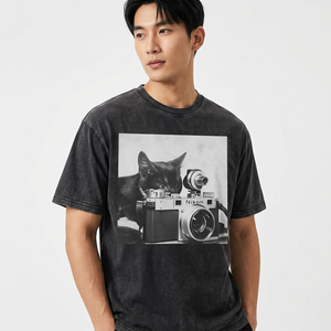 เสื้อยืดพิมพ์ลายสไตล์วินเทจสำหรับช่างภาพ ยูนิเซ็กซ์ สีดำล้างสี ทรงโอเวอร์ไซส์ สวมใส่สบาย ทรงหลวม แขนสั้น ผลิตจากผ้าฝ้ายออร์แกนิค 100% คุณภาพสูง - Product Image 3
