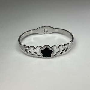 Brazalete de Moda en Acero Inoxidable 316L con Baño de Oro PVD, Joyería Sostenible y Resistente para Mujer - Product Image 1