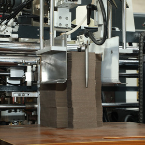 Caja de teléfono de reloj de anillo de alta precisión de alta velocidad Máquina de fabricación de <span class=keywords><strong>cajas</strong></span> rígidas Equipo de post-prensa - Product Image 2