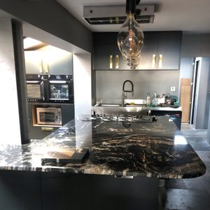 Taureau noir doré Quartzite Cosmos or granit dalle titane noir granit du Brésil pour îlot de cuisine et comptoirs