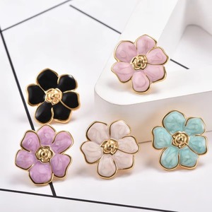 Boucles <span class=keywords><strong>d</strong></span>'oreilles en émail multicolores, clous en forme de camélia avec bordure dorée, bijoux hypoallergéniques pour femmes - Product Image 1