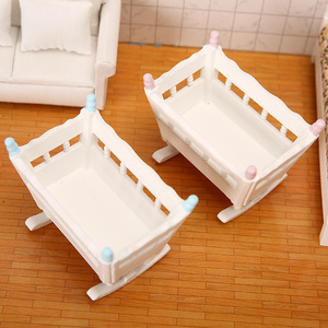1:12 casa de muñecas de alta calidad Mini escena de dormitorio DIY juguete con madera y bambú azul Rosa Pilar simulación Baby Shaker - Product Image 3
