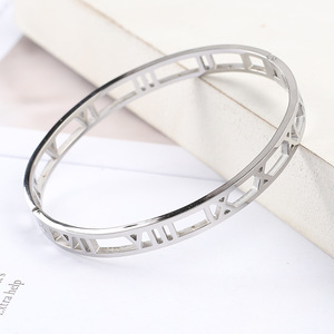 Bracelet jonc en acier inoxydable plaqué or PVD 18 carats avec découpe de chiffres romains | |   Imperméable, hypoallergénique et résistant à la décoloration - Product Image 5