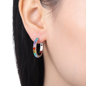 Boucles d'oreilles créoles tendance en cuivre blanc avec cristaux multicolores sertis clos pour femme, bijoux de soirée - Product Image 4