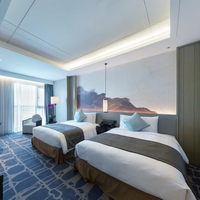 Suite de mobilier de chambre à coucher de luxe avec tête de lit capitonnée, commode et miroir, design hôtel 5 étoiles, standard pour appartements