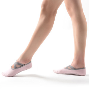Vente en gros de chaussettes d'intérieur à tête ronde et dos nu Chaussettes de yoga Pilates personnalisées antidérapantes pour femmes de haute qualité - Product Image 2