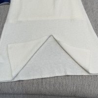 Jupe en laine unie pour femme avec décoration perlée, taille élastique et style minimaliste tendance.