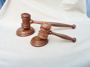 Martillo de madera de Sheesham y Acacia de primera calidad con base, hecho a mano en Rajasthan por Gunvanti, para abogados/jueces y como regalo de agradecimiento. - Product Image 2