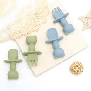 Cuillère et fourchette en silicone pour bébé, logo personnalisé, modernes, écologiques, durables, à pointe souple, sans BPA, pour l'alimentation des tout-petits, couverts rectangulaires - Product Image 2
