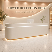 Comptoir de réception incurvé en bois avec bande lumineuse LED, logo personnalisé, comptoir moderne pour spa, salon, hôtel, zone de réception commerciale