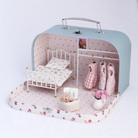 Diorama de chambre miniature, valise vintage, lit en métal, robe florale, ourson en tissu gingham, vase à tulipes, décoration d'intérieur, ornement, cadeau
