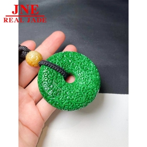 Venta al por mayor <span class=keywords><strong>de</strong></span> fábrica: Collar con colgante <span class=keywords><strong>de</strong></span> <span class=keywords><strong>jade</strong></span> tipo A verde intenso con diseño <span class=keywords><strong>de</strong></span> hebilla <span class=keywords><strong>de</strong></span> la paz tallada, venta al por mayor - Product Image 3