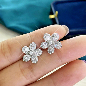 Orecchini a Perno a Forma di Fiore di Trifoglio per Donne, Accessorio per Orecchie Semplice e alla Moda per Uso Quotidiano - Product Image 2