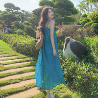 Tenue de voyage estivale en bord de mer, couleur bleu ciel, qui illumine le teint, robe midi longue sans bretelles avec une jupe ample, élégante