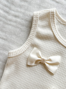 Completo Set Due Pezzi per Bambina 2026 di Tendenza: Top a Costine con Fiocco e Jeans con Inserti in Pizzo - Ingrosso Abbigliamento Bambina - Product Image 5