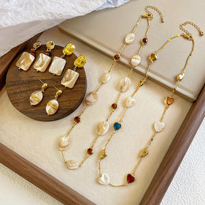 طقم مجوهرات نسائي فاخر بتصميم قلب من الزركون يتضمن قلادة وخاتم وأقراط وسوار - Product Image 1