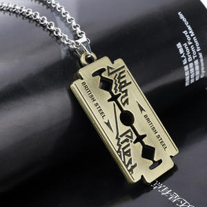 <span class=keywords><strong>Collana</strong></span> con Ciondolo alla Moda in Oro e Acciaio da Uomo a Forma di Croce della Band Musicale Judas Priest con Lametta e Catena a Maglie, Gioiello Idea Regalo - Product Image 4