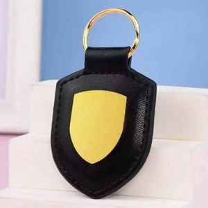 Porte-clés en cuir en forme de bouclier en gros avec logos personnalisables et porte-clés en métal pour cadeaux promotionnels - Product Image 5