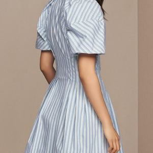 เดรสสั้นปรับแต่งได้ ดีไซน์หรูหรา สไตล์ลำลองสำหรับผู้หญิง ชุดเดรสฤดูร้อน กระดุมแถวเดียว ปกเสื้อแบบอ่อนโยน ลายทาง มีกระเป๋า สีธรรมชาติ - Product Image 2