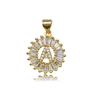 Colgante de Halo con Inicial de Zirconia Baguette, Medallón Redondo de 15x21mm en Tono Dorado con Anilla para Creación de Joyas con Nombre - Product Image 6