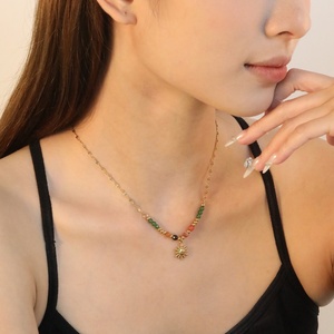 Novedades: Collar con colgante de sol de cuentas de acero inoxidable y piedras naturales coloridas, y delicado collar con cruz chapado en oro de 18K - Product Image 2