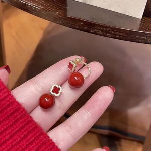 Pendientes de Moda al por Mayor con Flor Roja para Mujer, Chapados en Oro, con Colgante de Trébol de Cuatro Hojas y Perla, Joyería de Personalidad y Temperamento - Product Image 3