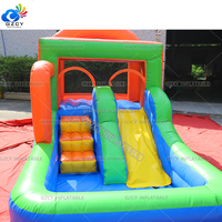 Château gonflable commercial avec toboggan et piscine à jets d'eau en PVC, installation facile pour les zones de jeux intérieures et extérieures